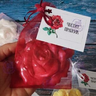 Глицеринов сапун "Роза - червена" в тюлена опаковка с картичка