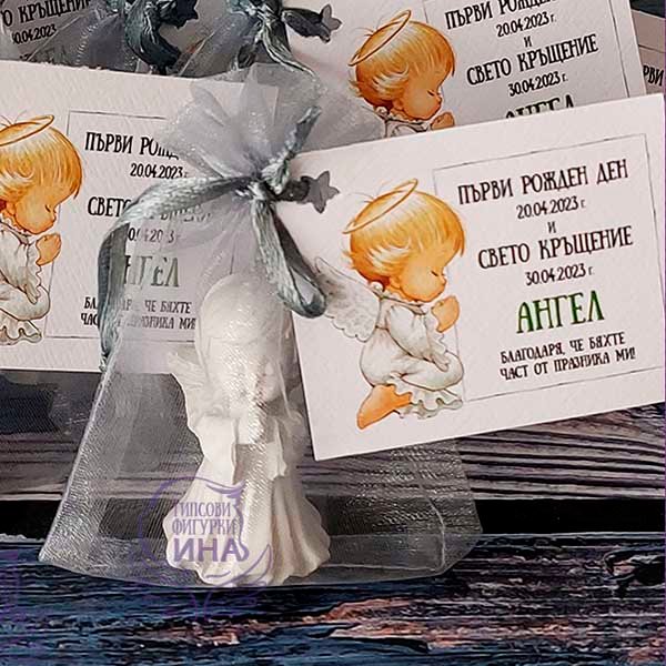 Ангелче момче в сива тюлена опаковка с картичка