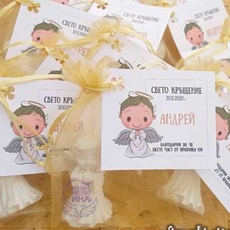 Ангелче момче в златна тюлена опаковка с картичка