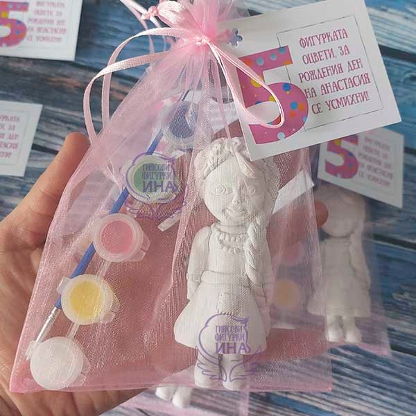 Фигурка „Мома с носия“ с бои, четка и картичка 11 см.