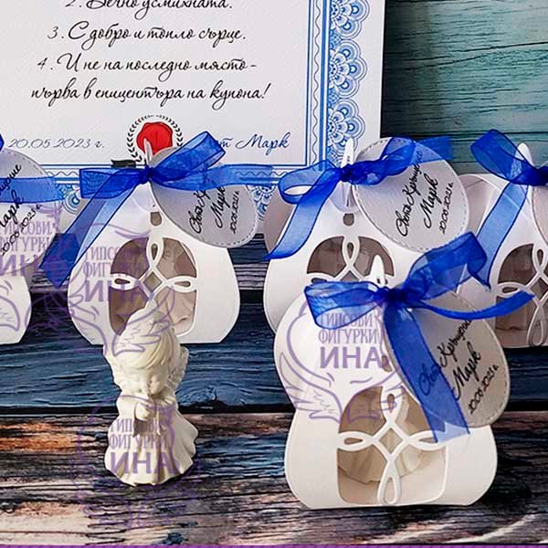 Ангел момче в бяла кутийка с кръст
